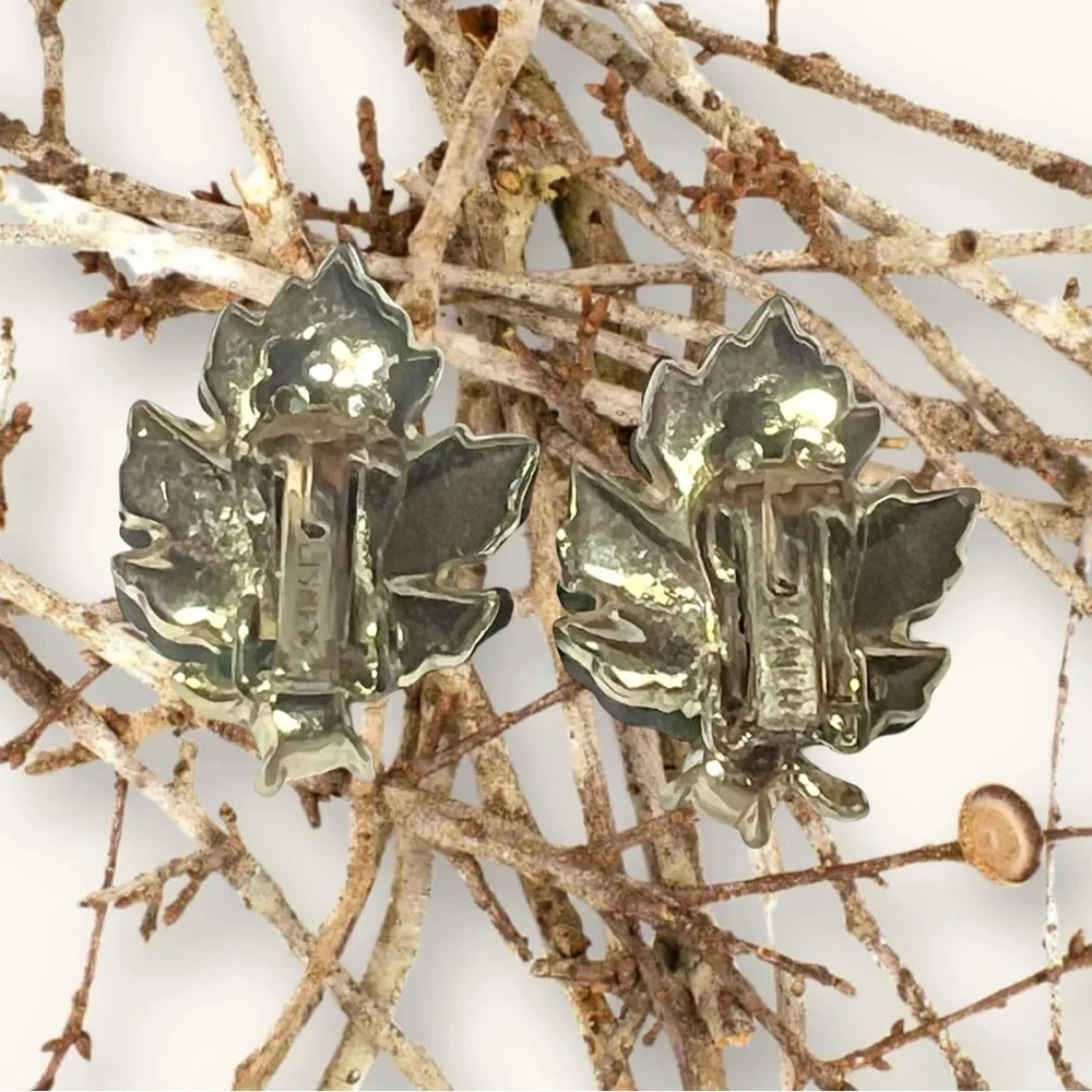 Lisner Thermoset Lucite Oak Leaf Earclips in Goldtone Metal 1”. - Picture 3 of 4